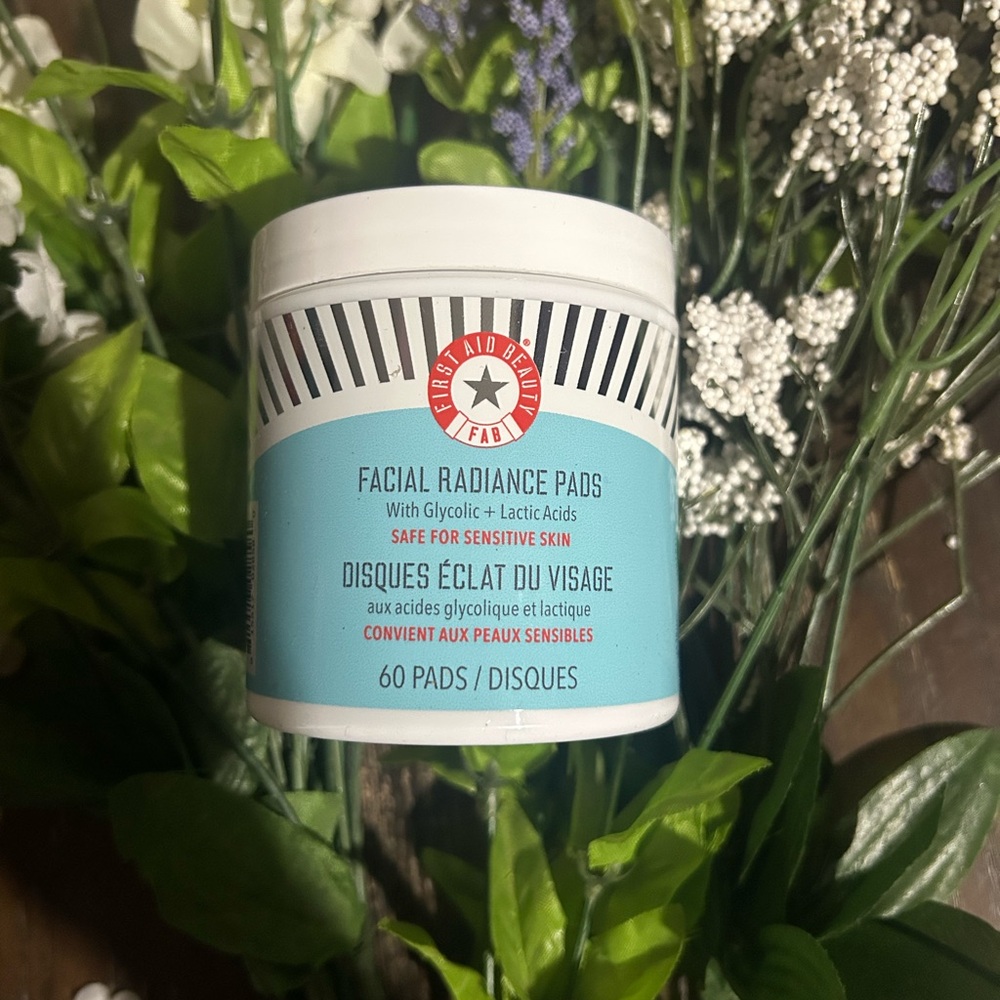 SOLD - First aid beauty - Facial Radiance Pads